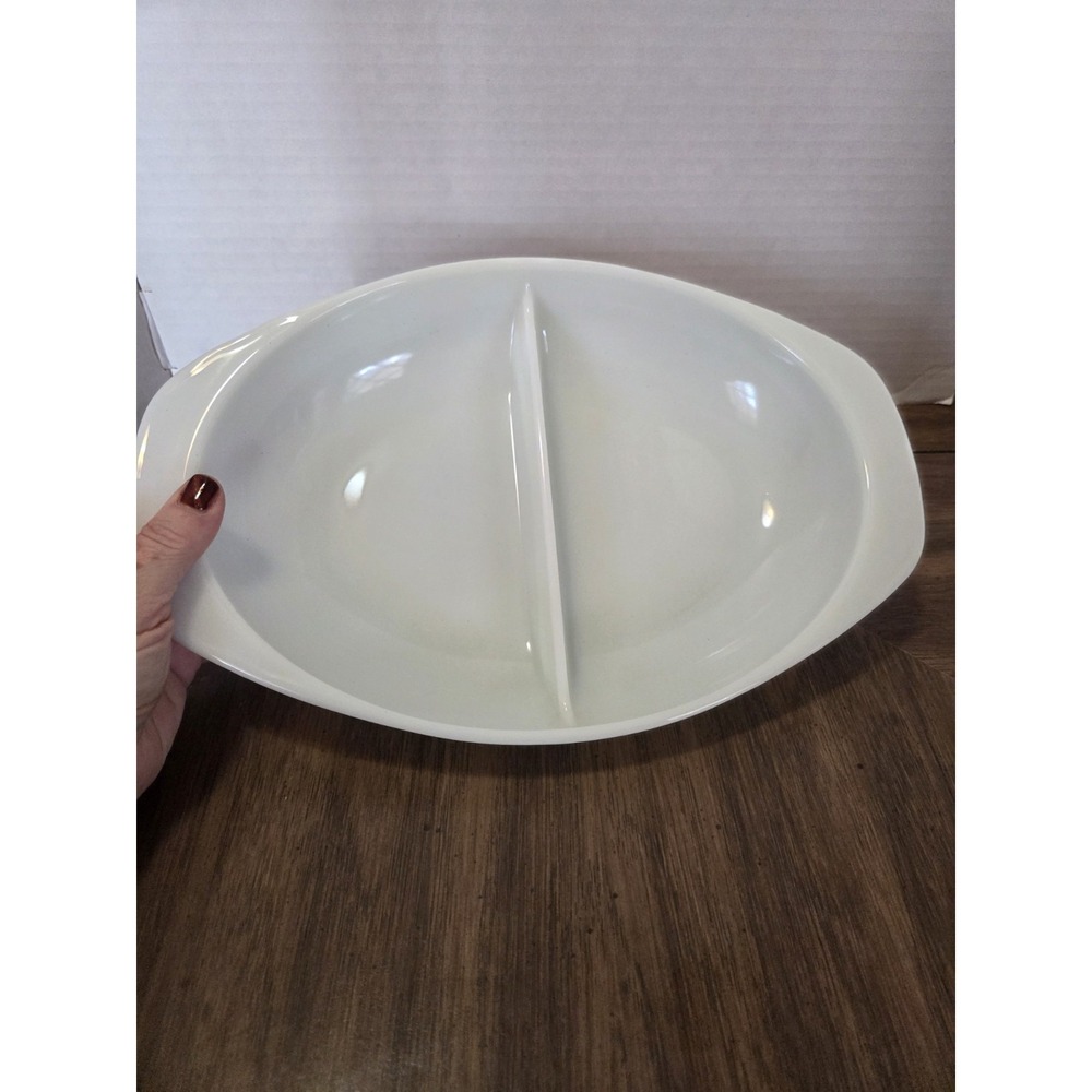 Pyrex 1063 white milk glass 1-1/2 qt oval 2-compartment divided dish